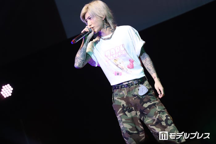 元レペゼンDJまる、大胆タトゥー披露 へそ出しTシャツでランウェイ降臨【STARRZ TOKYO】