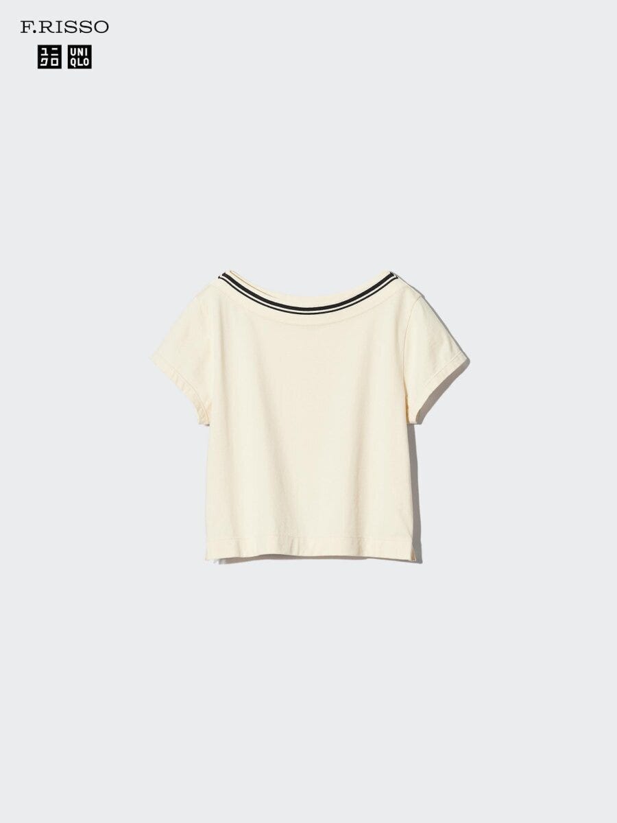 オフホワイトのボートネックTシャツ黒ライン入り
