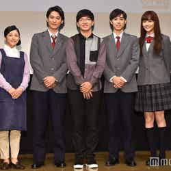 （左から）濱田マリ、堀井新太、佐藤監督、戸塚純貴、松井愛莉（C）モデルプレス