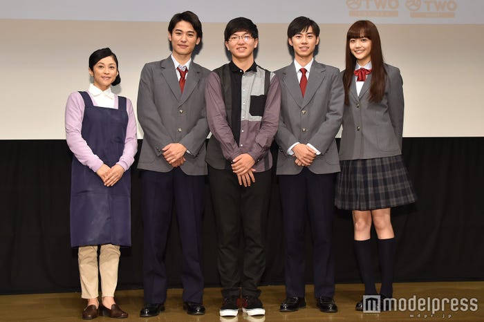 (左から)濱田マリ、堀井新太、佐藤監督、戸塚純貴、松井愛莉(C)モデルプレス