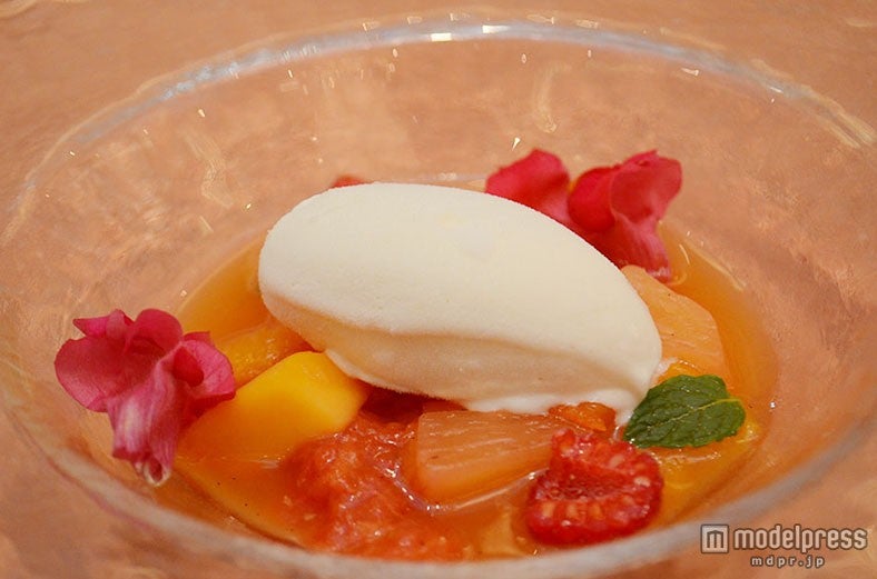 デザート「トマトとトロピカルフルーツのブラッドオレンジ風味のコンポート　ココナッツアイスクリーム添え」