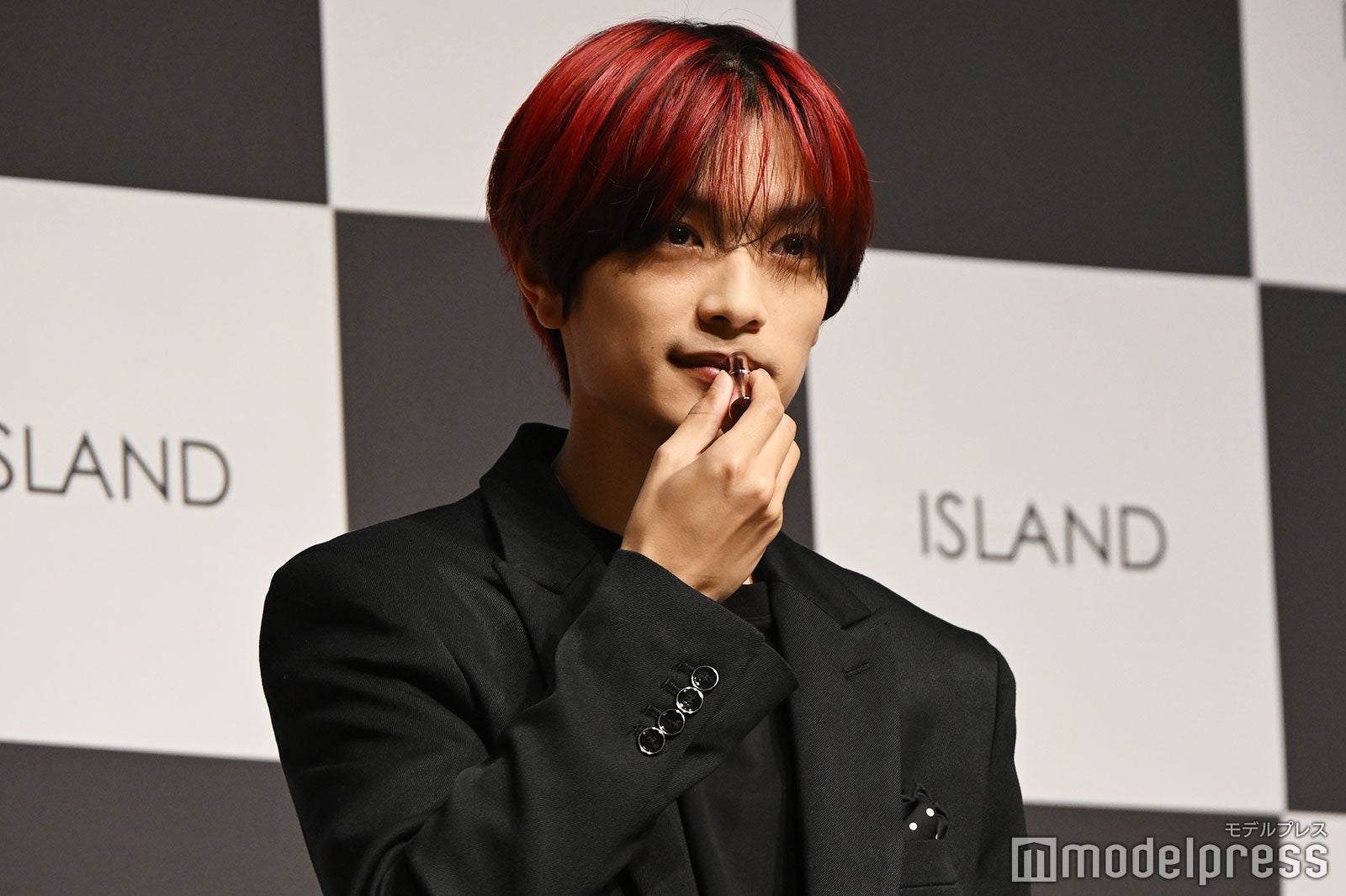 なにわ男子・高橋恭平、“モテる秘訣”を語る 報道陣の大量シャッターに照れ笑い