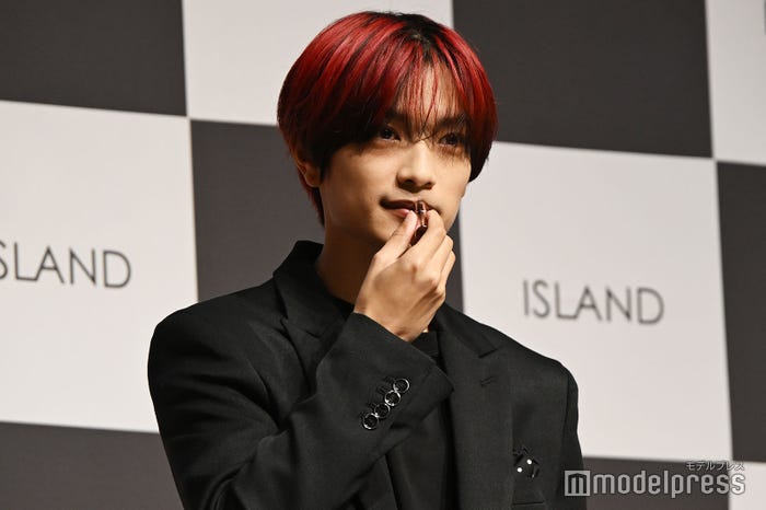 綺麗な形の唇にエッセンススティックを塗る高橋恭平(C)モデルプレス