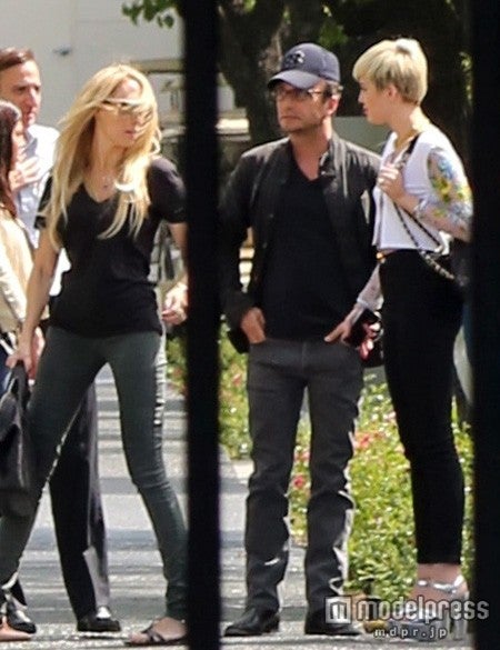 マイリー・サイラス、ノーブラでミーティング