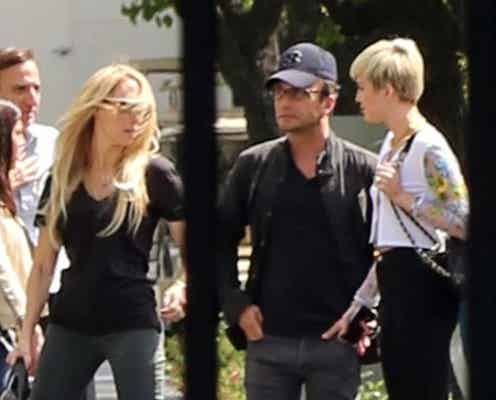 マイリー・サイラス、ノーブラでミーティング