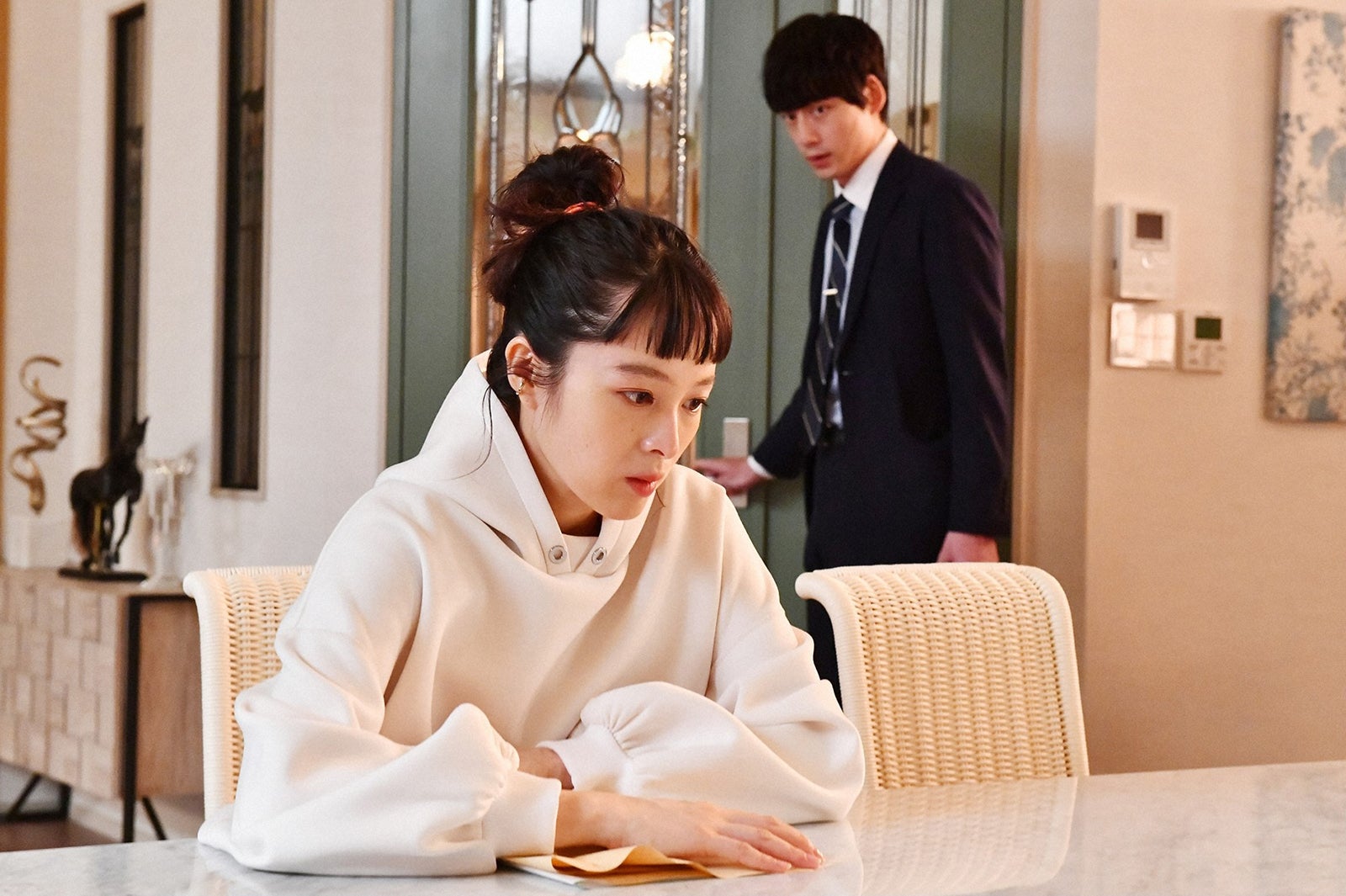 清野菜名、坂口健太郎／「婚姻届に判を捺しただけですが」第6話より（C）TBS