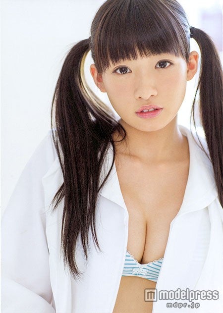 くっきり谷間の美バストをアピール／画像提供：ワニブックス