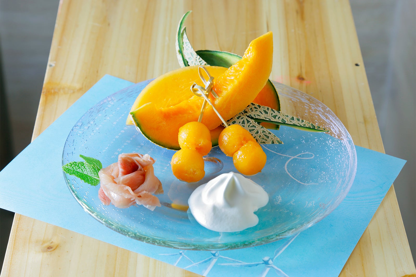 メロンプレート900円（皮付きカットメロン、メロンボール、生ハム、北海道バニラエスプーマ）／画像提供：ニトリパブリック