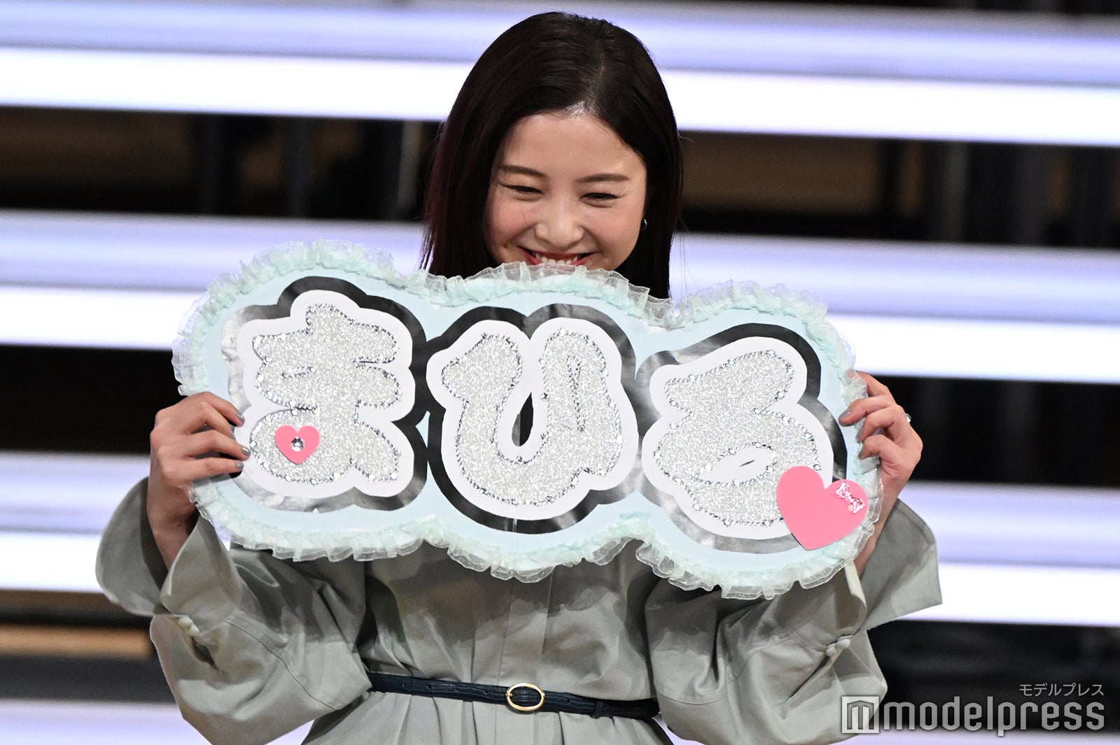 ネームボードを嬉しそうに掲げる吉高由里子（C）モデルプレス