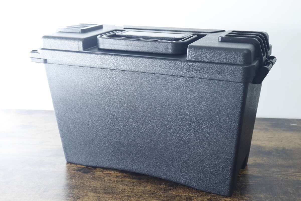 ダイソーの黒い防滴工具箱を斜めから見た全体像。