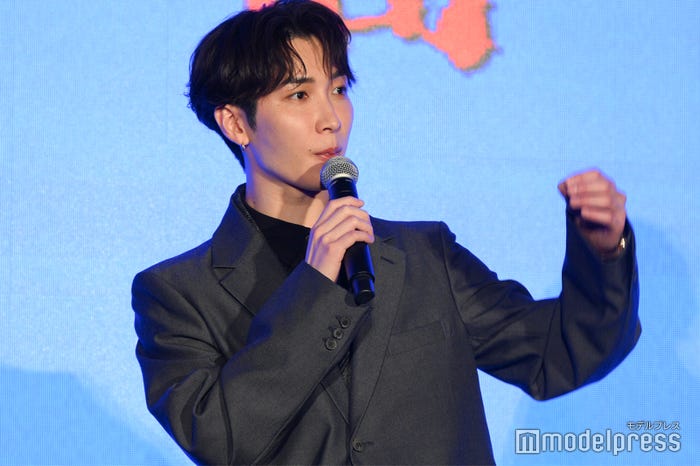 シャンプー・トリートメントをボトルごと現場に持ち込む渡辺翔太(C)モデルプレス