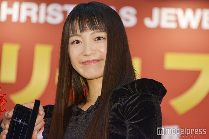 ハイトーンイメチェン話題のmiwa、ミニ丈黒ドレスで美脚スラリ「セクシー」「大人っぽい」と反響