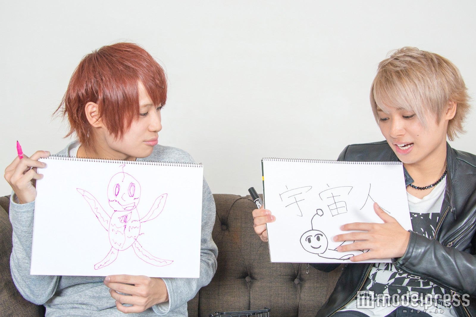 テーマ「宇宙人」を披露する2人（C）モデルプレス