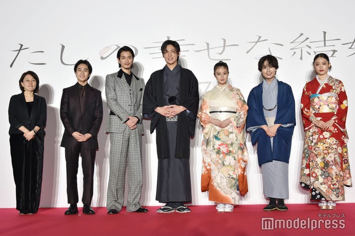 (左から)塚原あゆ子監督、前田旺志郎、渡邊圭祐、目黒蓮、今田美桜、大西流星、高石あかり(C)モデルプレス