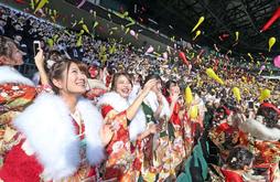 甲子園球場で初の成人式 ジェット風船で門出祝う 野球にかけ 9回終了