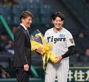 藤浪晋太郎、青柳晃洋らが甲子園に集結 阪神・岩貞の引退セレモニー 能見篤史氏から花束贈呈
