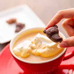 リラックマのロイヤルショコラミルクティー ¥1,200+税 (提供画像)