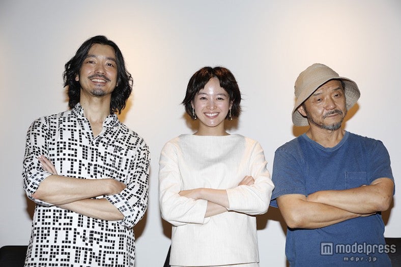 （左から）金子ノブアキ、清野菜名、押井守監督