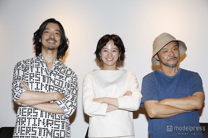 (左から)金子ノブアキ、清野菜名、押井守監督