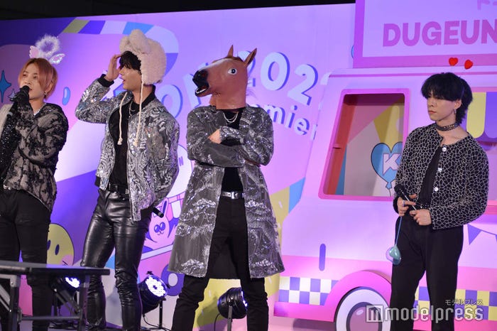 被り物をする本田康祐、中川勝就、浦野秀太、佐野文哉 (C)モデルプレス