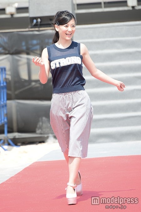 うっとり美乳no 1 Nmb48上西恵 沖縄で先取り夏ファッション披露 モデルプレス