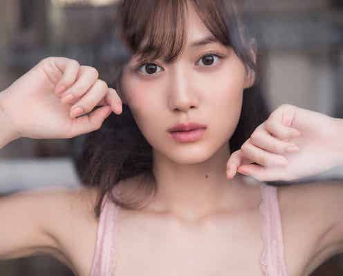 乃木坂46山下美月、人生初のランジェリー“色白ふわふわ美胸”解禁<「忘れられない人」先行カット>