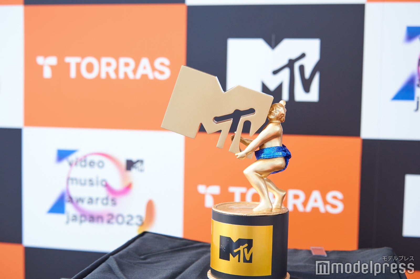 MTV VMAJ 2023のトロフィーのレプリカ（C）モデルプレス