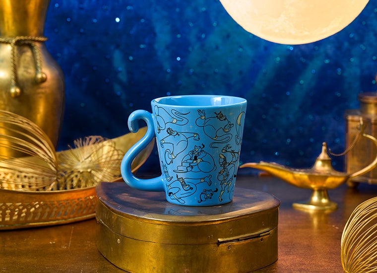 マグカップ税込2,200円※ホットドリンクとセットで購入可能（C）Disney