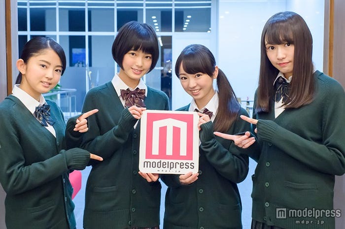 欅坂46(左から:鈴本美愉、平手友梨奈、今泉佑唯、渡辺梨加)