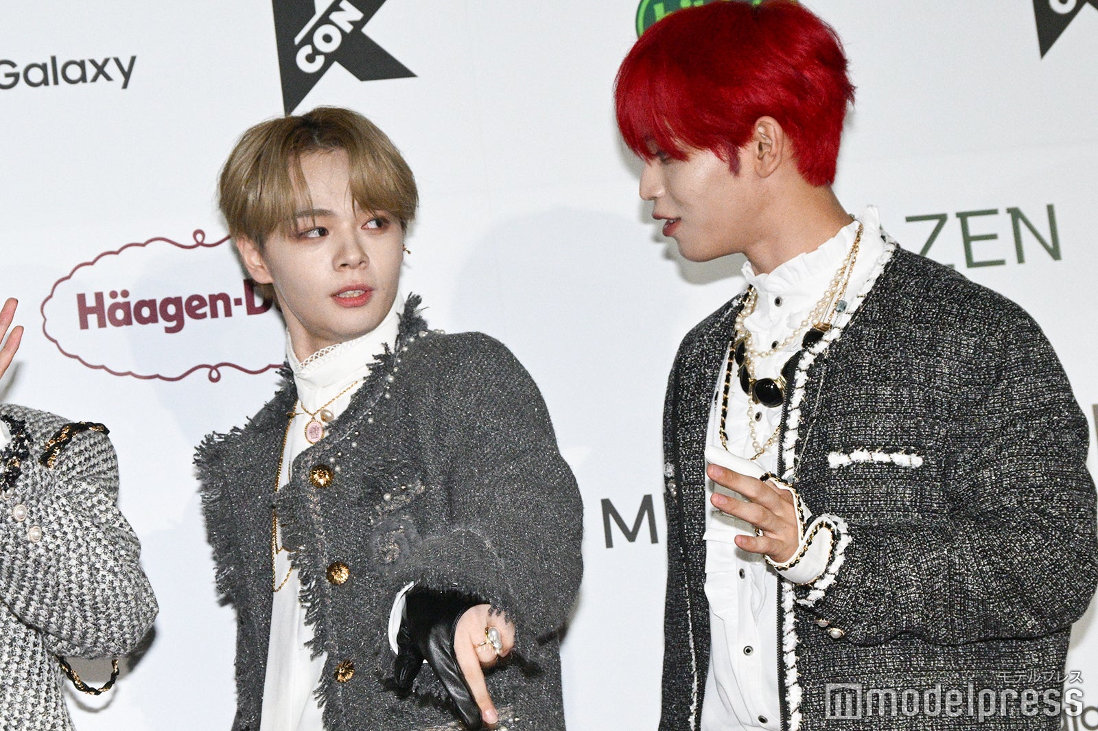 鶴房汐恩を見つめる與那城奨（C）モデルプレス