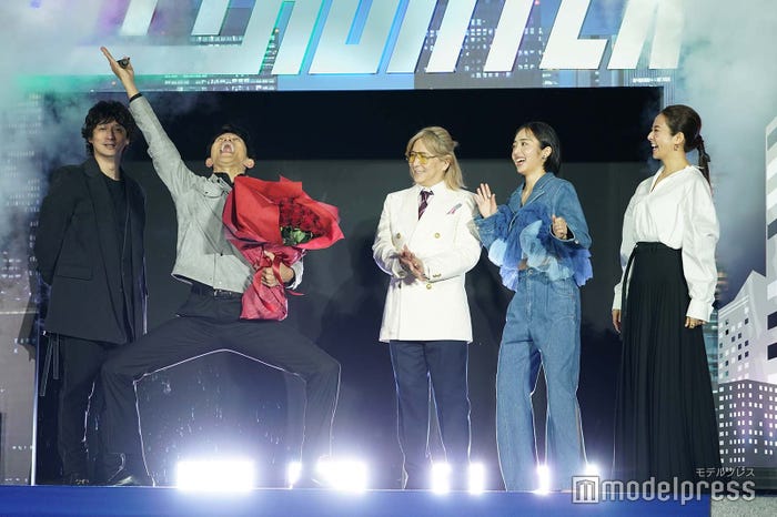 (左から)安藤政信、鈴木亮平、小室哲哉、森田望智、木村文乃(C)モデルプレス