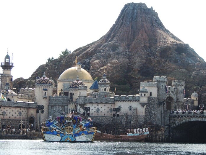 プロメテウス火山を背景にしたハーバーショーは開放的