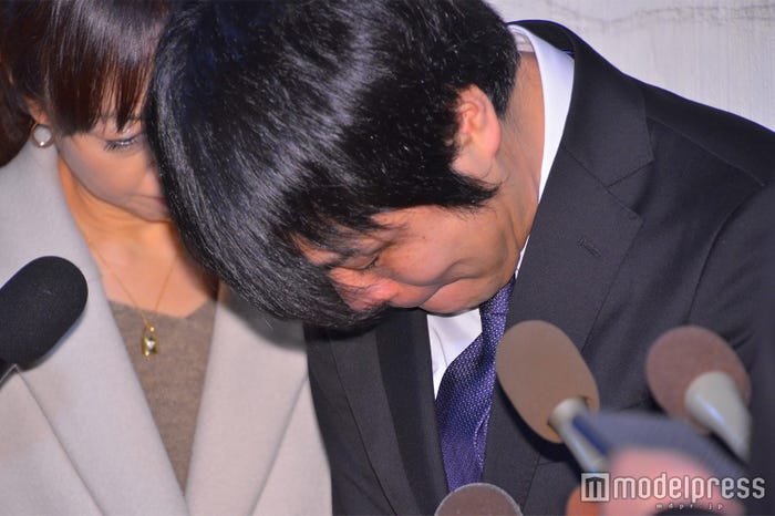 会見での井上裕介 (C)モデルプレス