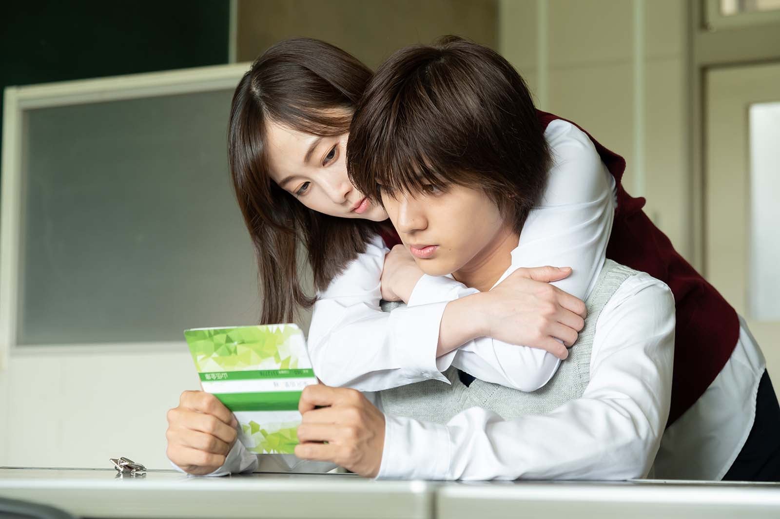 松井玲奈、荒木飛羽「少年のアビス」第4話より（C）峰浪りょう・集英社／「少年のアビス」製作委員会・MBS