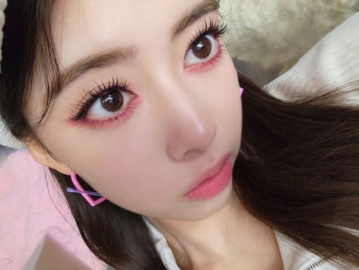 ドアップの自撮り写真を投稿したRIMA/NiziU公式Instagramより