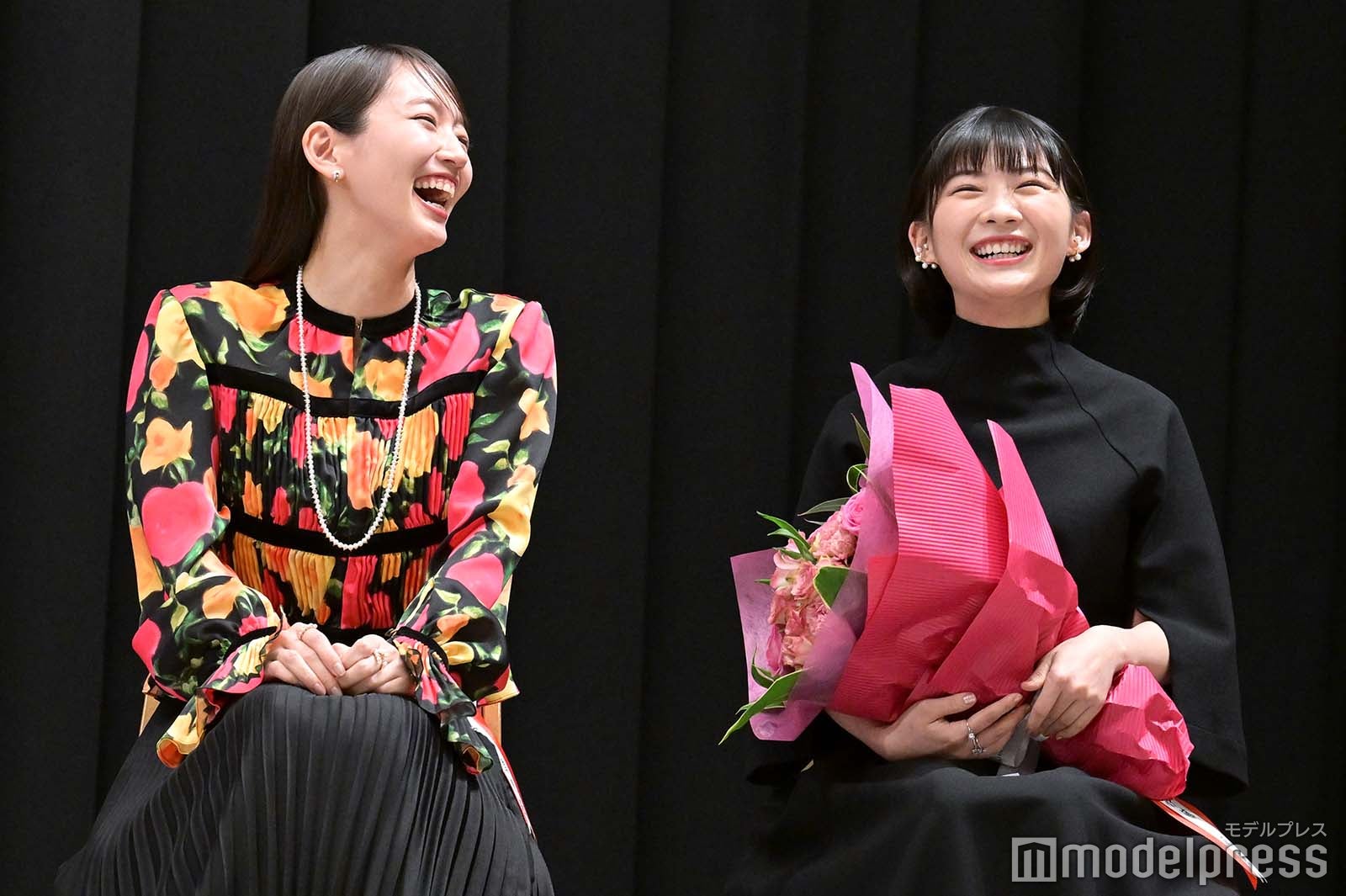 談笑する吉岡里帆、伊藤沙莉（C）モデルプレス