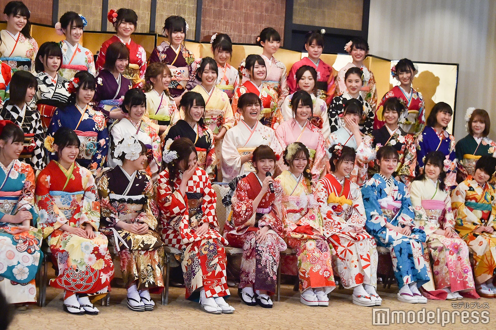 荻野由佳の回答にメンバー笑い／AKB48グループ成人式記念撮影会 （C）モデルプレス