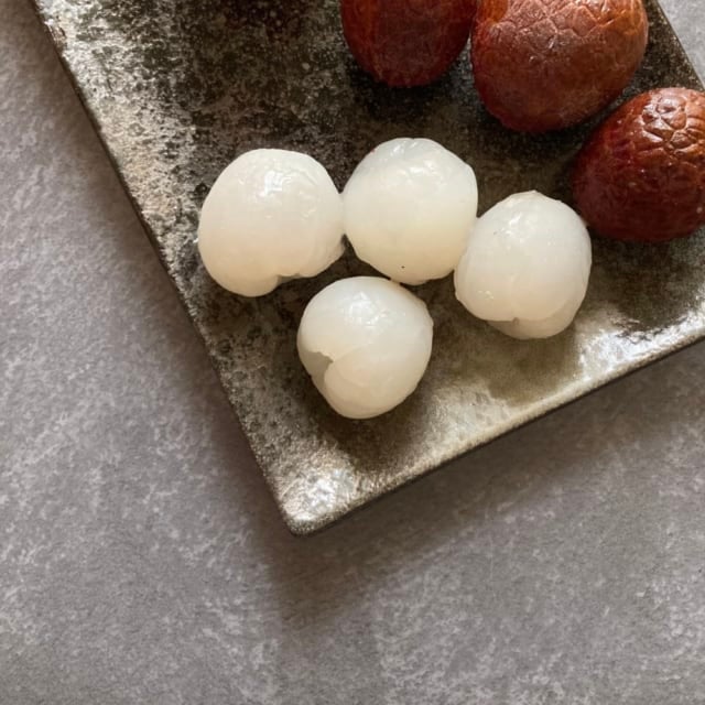 皮を剥いた業務スーパーの冷凍ライチ