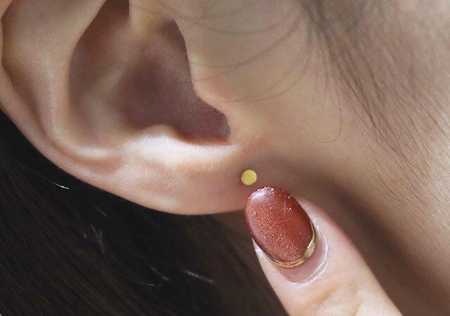 ダイソー　ステンレス極小ピアス18G　サイズ感