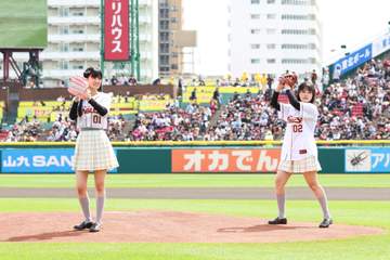 球場に「うわーっ！」とかわいい悲鳴 始球式で声優・相良茉優が大暴投「やらかしましたね～！」と落胆 大西亜玖璃はノーバンならずも「よく頑張ったかな」
