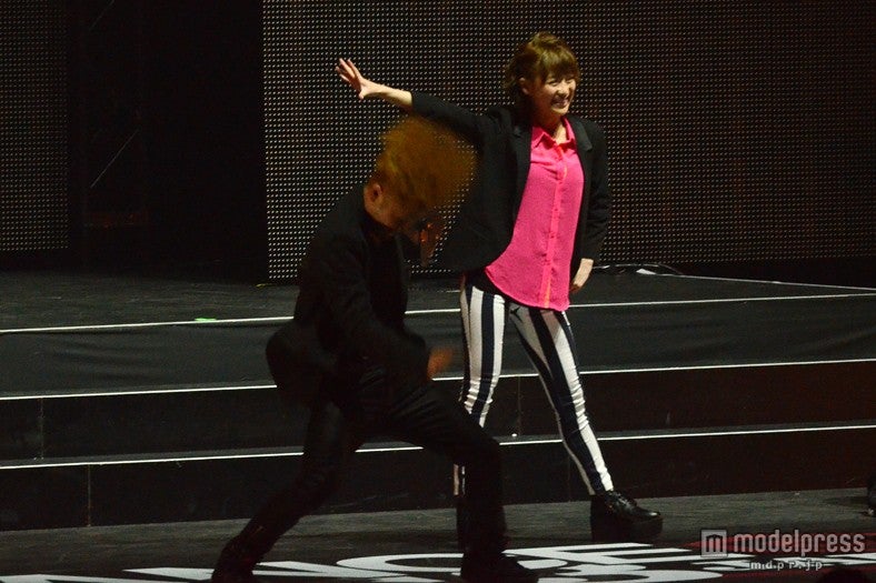 ダンスを披露する鈴木奈々