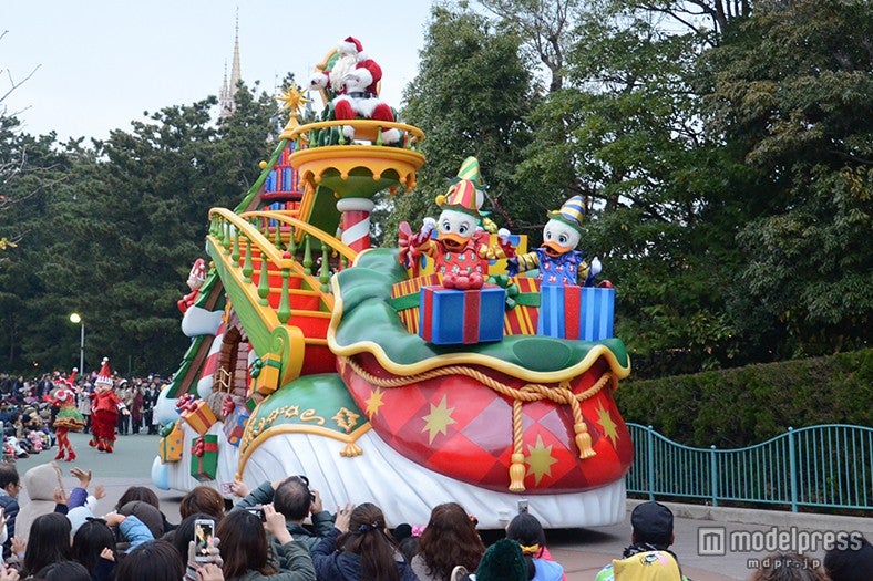 クリスマスプレゼントの準備をしているサンタクロースの家