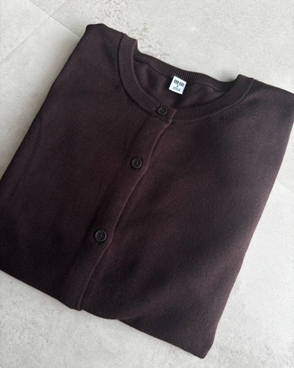 ユニクロ　UVカットカーディガン　ダークブラウン置き画像