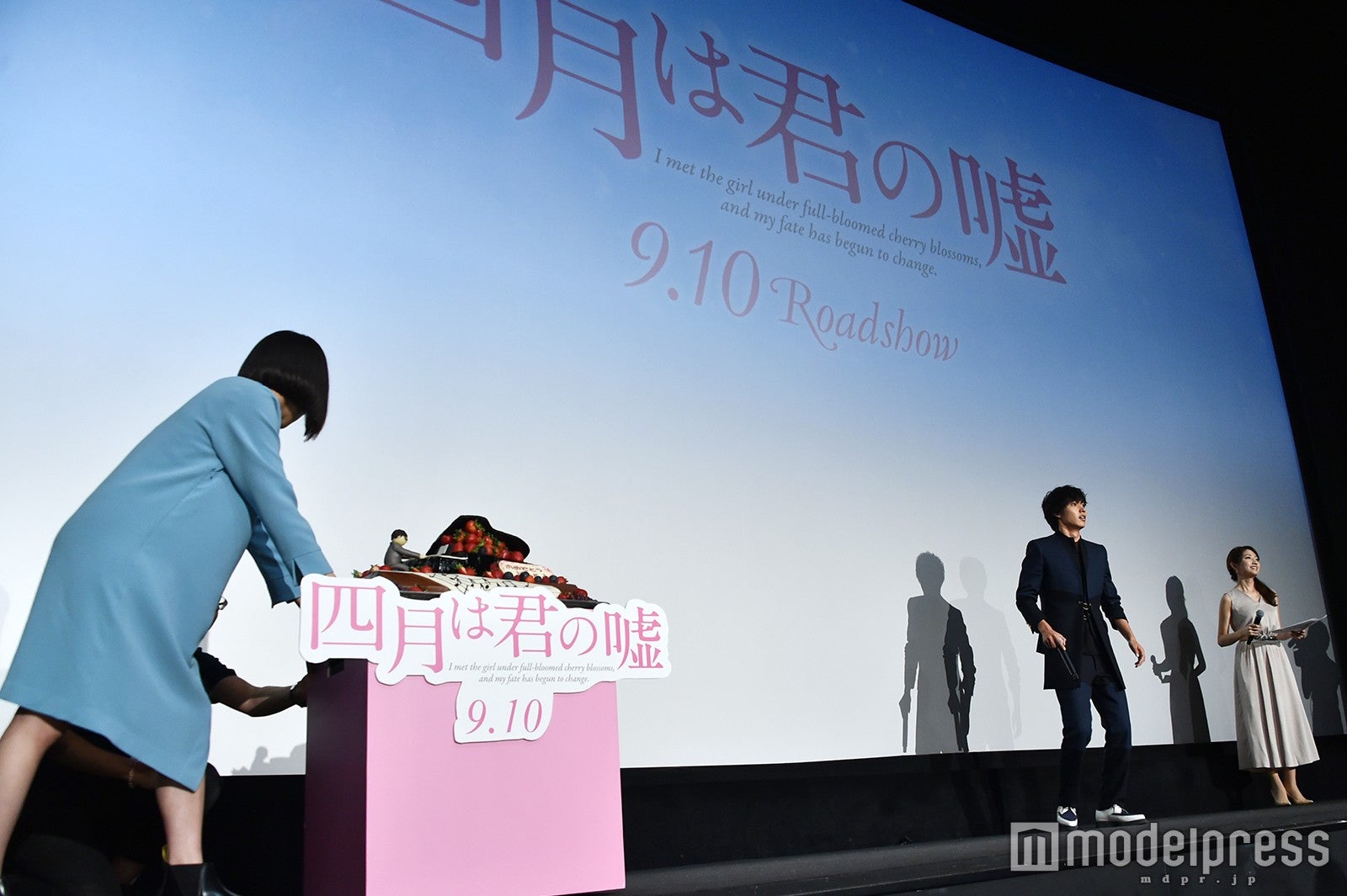 広瀬すずがケーキを運ぶ！（C）モデルプレス