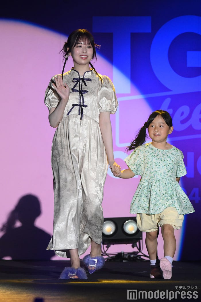 (左)佐藤璃果(C)モデルプレス