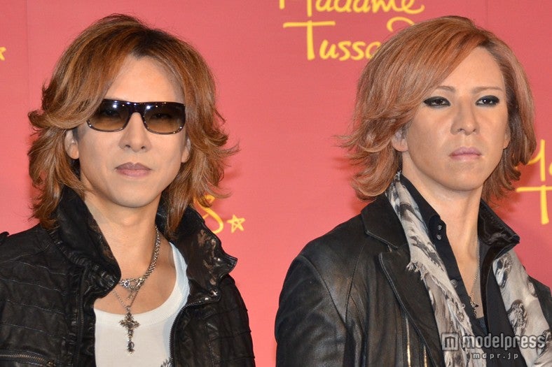 （左から）YOSHIKI、YOSHIKIの等身大フィギュア
