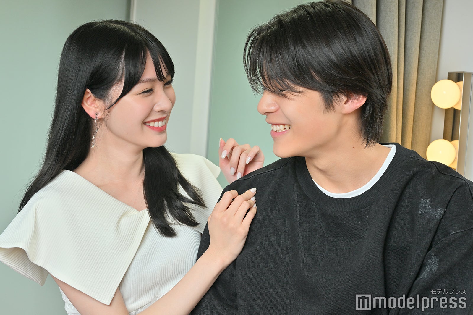 「見つめ合って」のリクエストに照れる2人／中川紅葉、今井竜太郎（C）モデルプレス