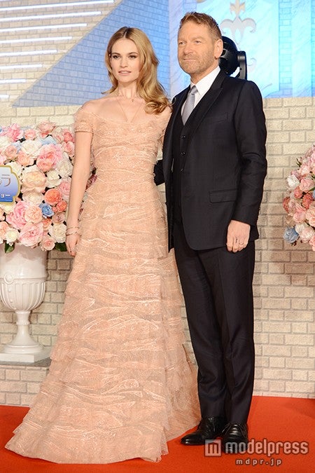 （左から）リリー・ジェームズ、ケネス・ブラナー監督