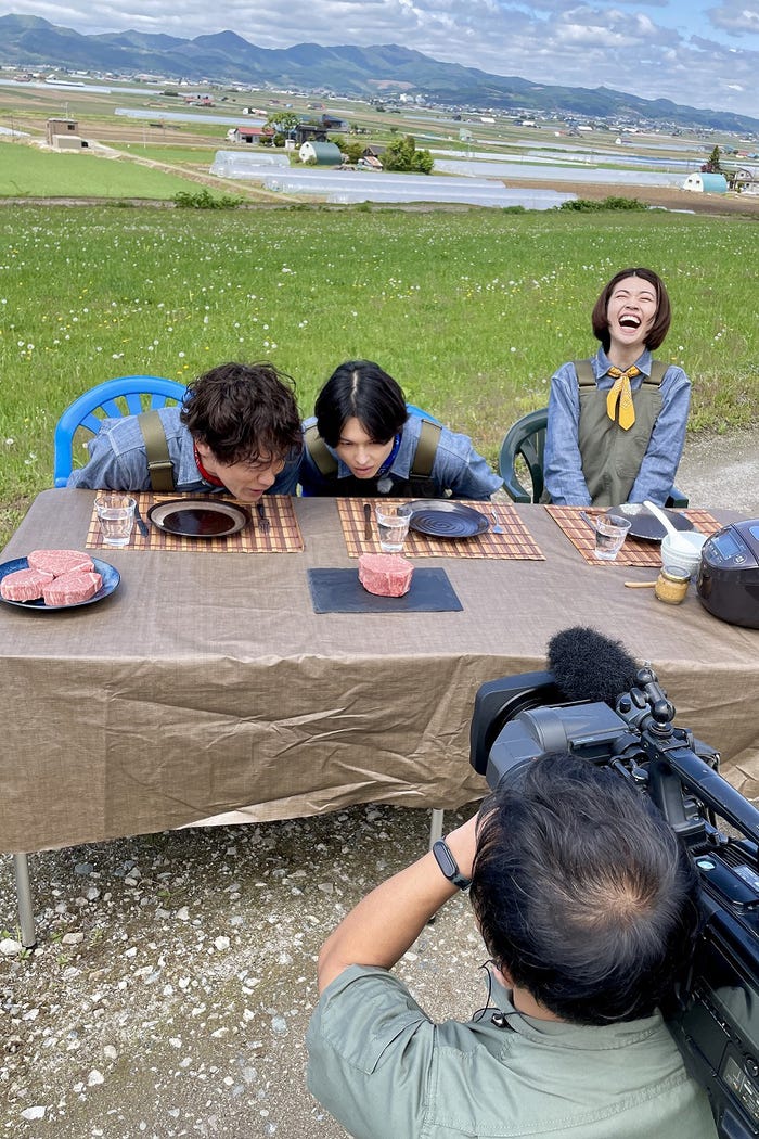 森崎博之、松村北斗、森結有花アナウンサー(C)HBCテレビ