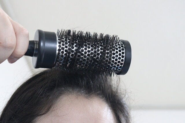 ロールヘアブラシ（24.3cm×6cm）　使用例